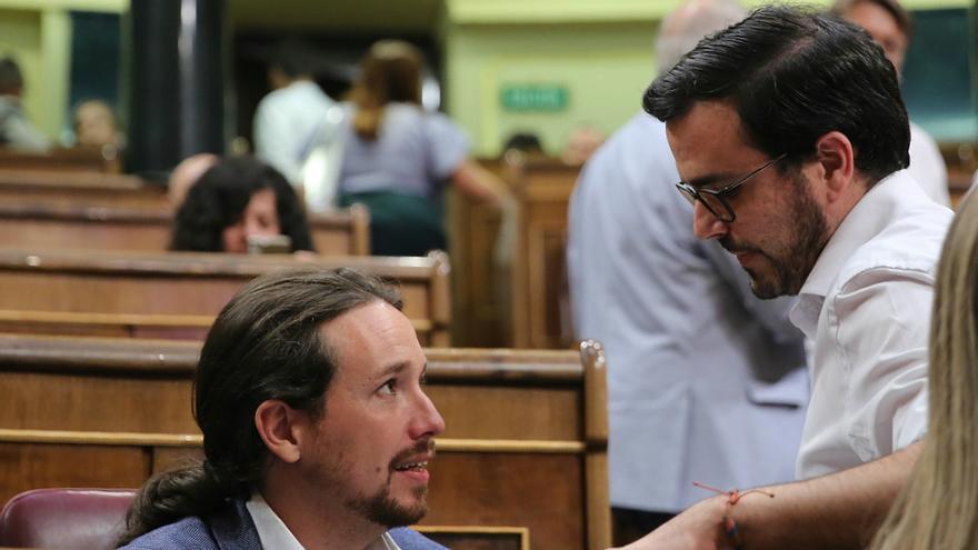 Pablo Iglesias junto al líder de IU, Alberto Garzón, durante la moción de censura. 
