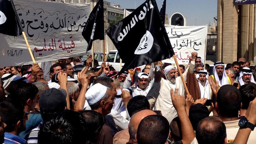 Partidarios del ISIS celebran la toma de la ciudad por los yihadistas el 16 de junio de 2014 en Mosul.