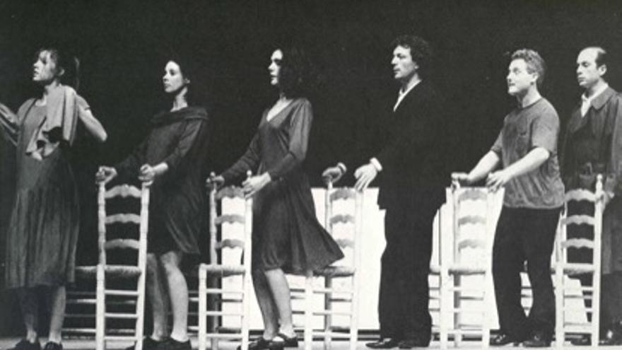 Juan Pedro Romera (tercero por la izqda) con Arena Teatro en 1986 con "Pase I Usos Domésticos"