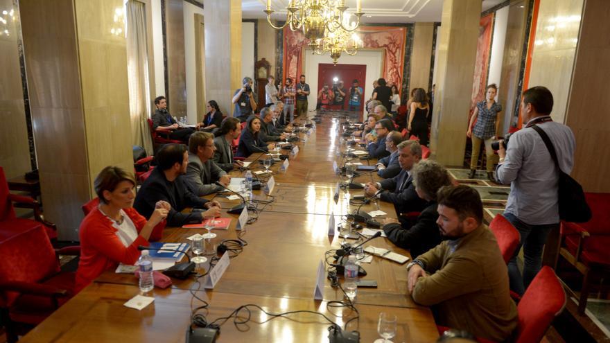 Reunión en el Congreso de la mesa de partidos a favor de un diálogo en Catalunya, con presencia de CCOO y UGT.