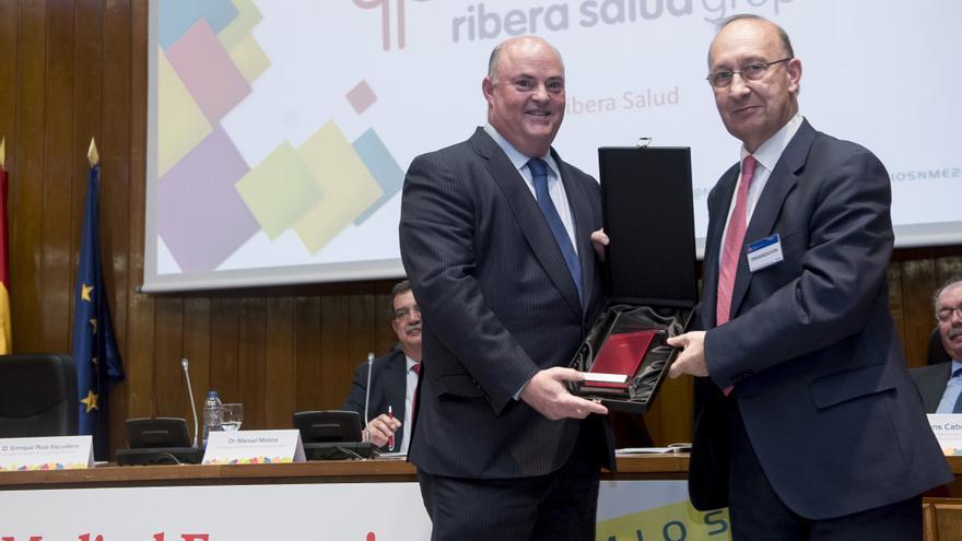 El director general de Ribera Salud, Alberto de Rosa (i), recogió recientemente un premio a la mejor política de transparencia.