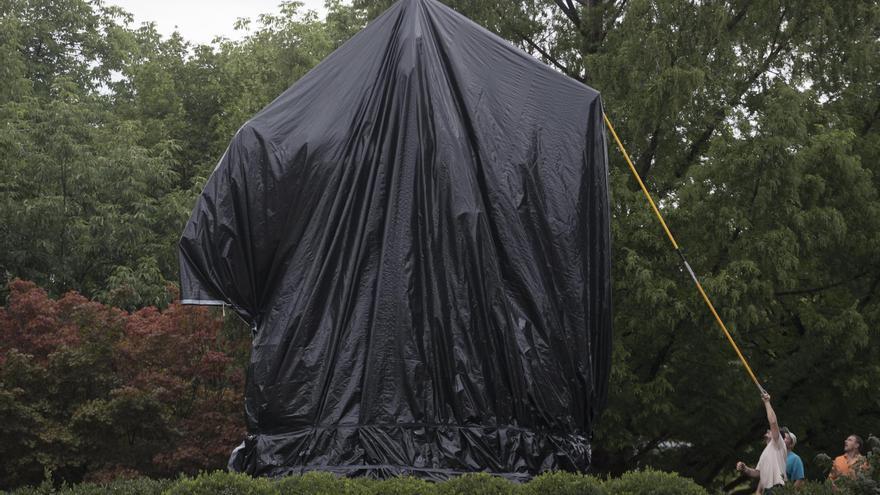 La estatua de Robert Lee en Charlottesville, Virginia, cubierta por una lona de plástico por orden del Ayuntamiento. 
