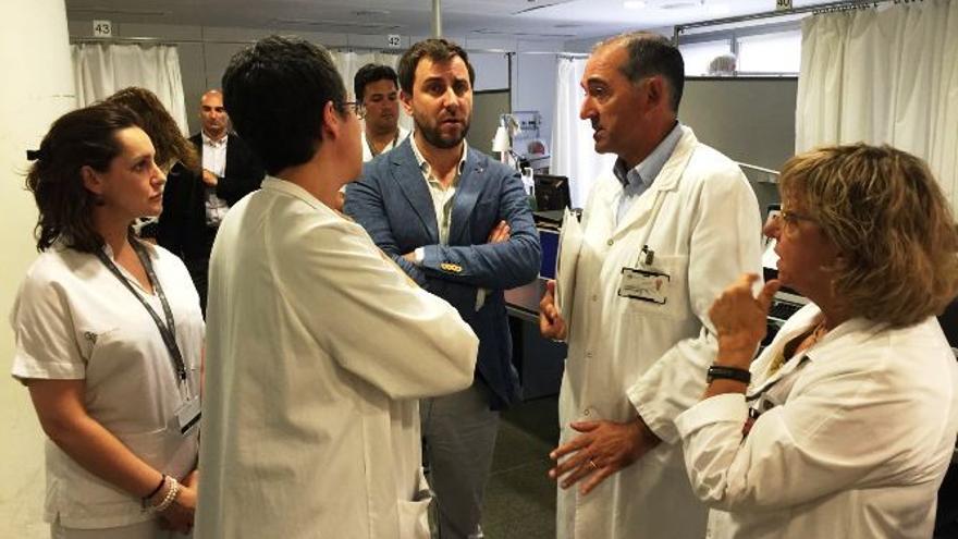 El conseller de Salud, Toni Comín, durante una visita al Hospital Sant Pau. 