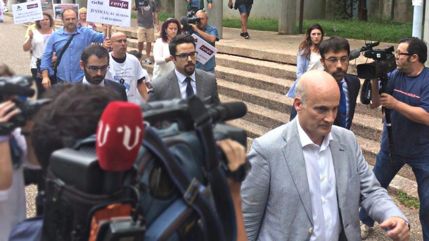 El exdirector de Seguridad de Adif imputado, Andrés Cortabitarte, abandona el juzgado de Santiago en presencia de víctimas del accidente de Angrois