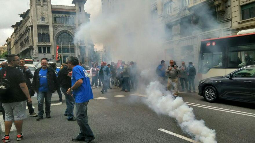 Trabajadores del sector hostelero han cortado la céntrica Via Laietana y han disparado tracas en solidaridad con sus negociadores 