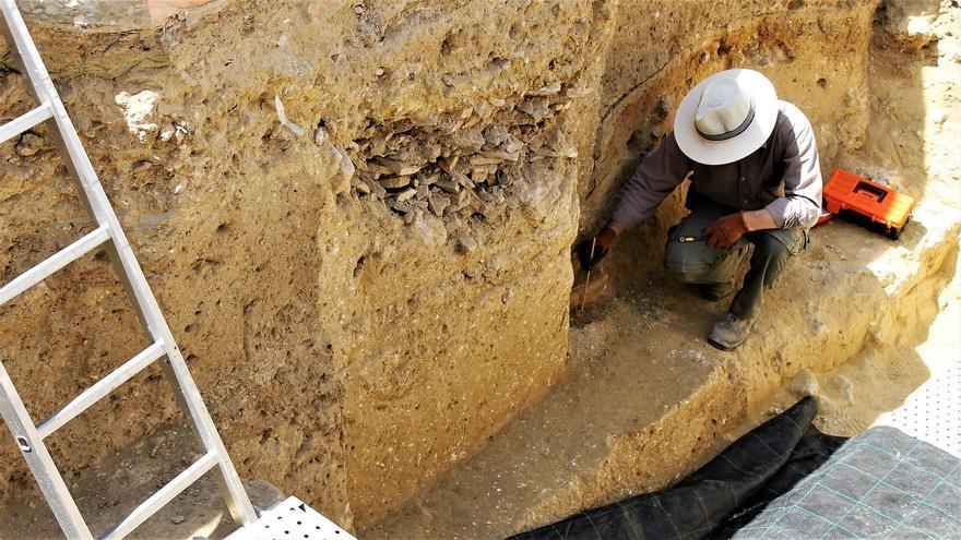 Trabajos arqueológicos en la fosa de San Fernando (Cádiz). | JUAN MIGUEL BAQUERO