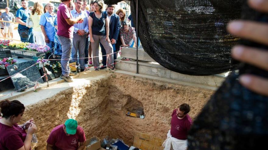 Trabajos de exhumación en la fosa 113 del cementerio de Paterna