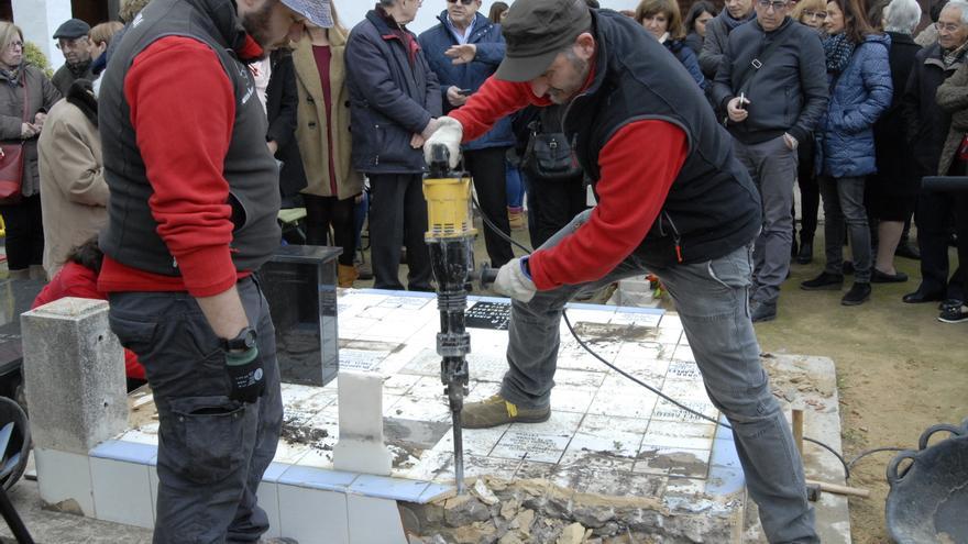 Trabajos de exhumación en la fosa número 22 del cementerio de Paterna