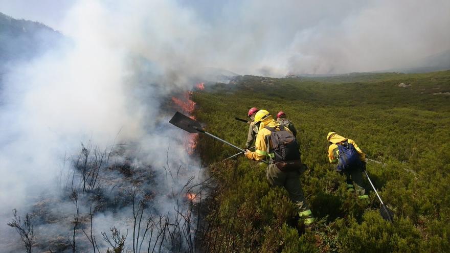 Trabajos de extinción en un incendio en Chandrexa de Queixa (Ourense)