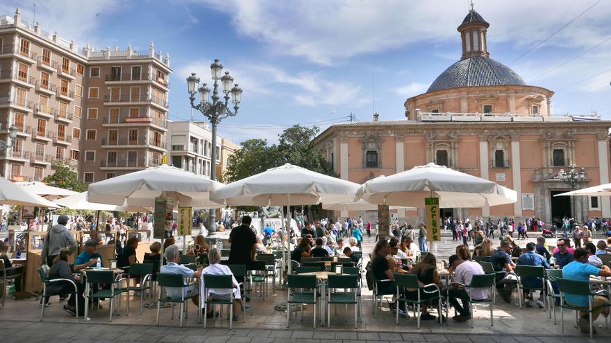 Turistas inundan las terrazas de la plaza de la Virgen en Valencia