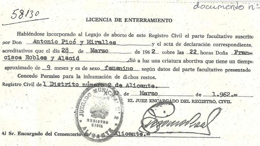 Licencia de enterramiento de la hermana de María José, en la que figura el nombre del padre, que nunca pudo ver el cadáver, en lugar del médico que debía certificar el fallecimiento.