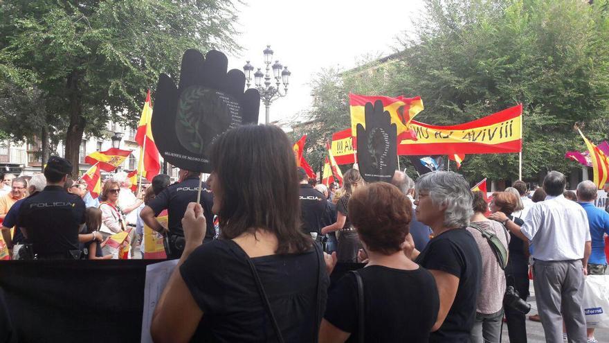 La concentración autorizada de Mujeres de Negro contra la guerra, frente a la de los defensores de la unidad de España