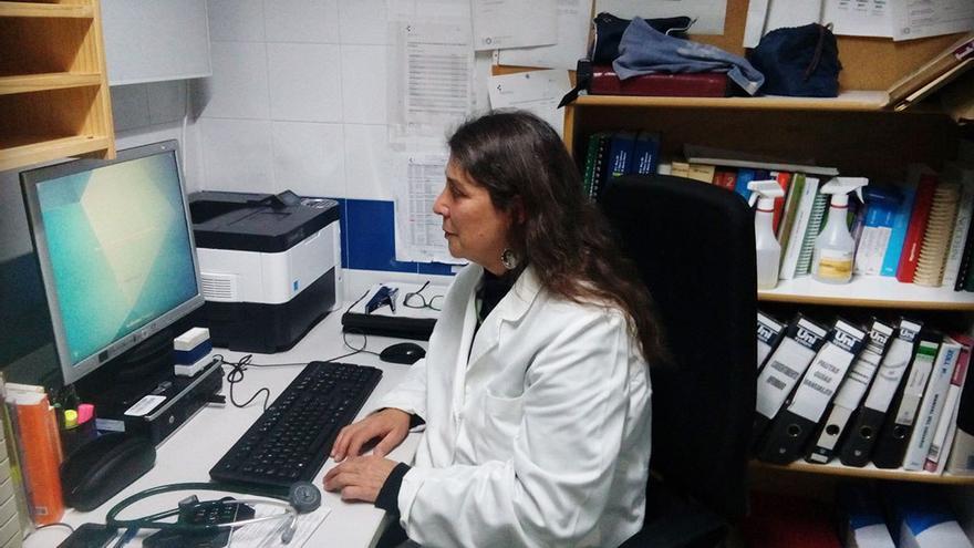 La doctora María Luisa Iglesias en su despacho. 