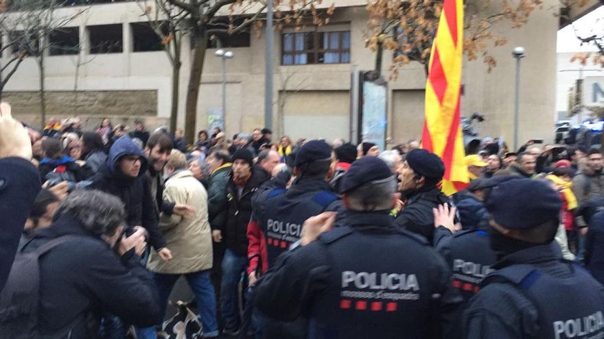 Un grupo de manifestantes se abalanza sobre el cordón policial que acordona el Museo de Lleida