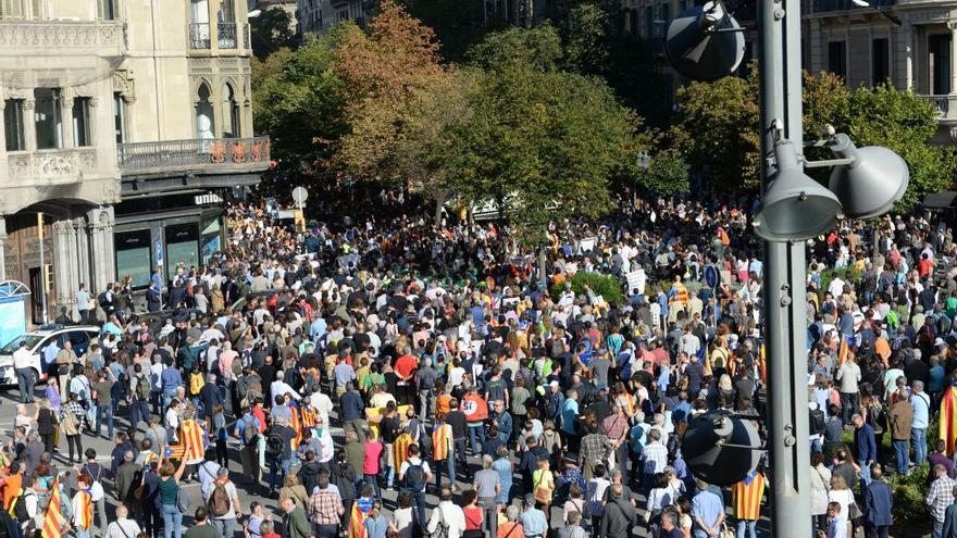 Una multitud corta Gran Via frente a la sede de Economía en protesta contra los registros por el 1-O