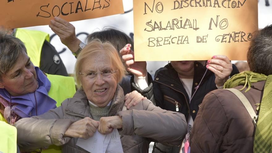 Una mujer rompe la carta que informa de la subida de pensiones en la manifestación en Murcia / CARLOS TRENOR
