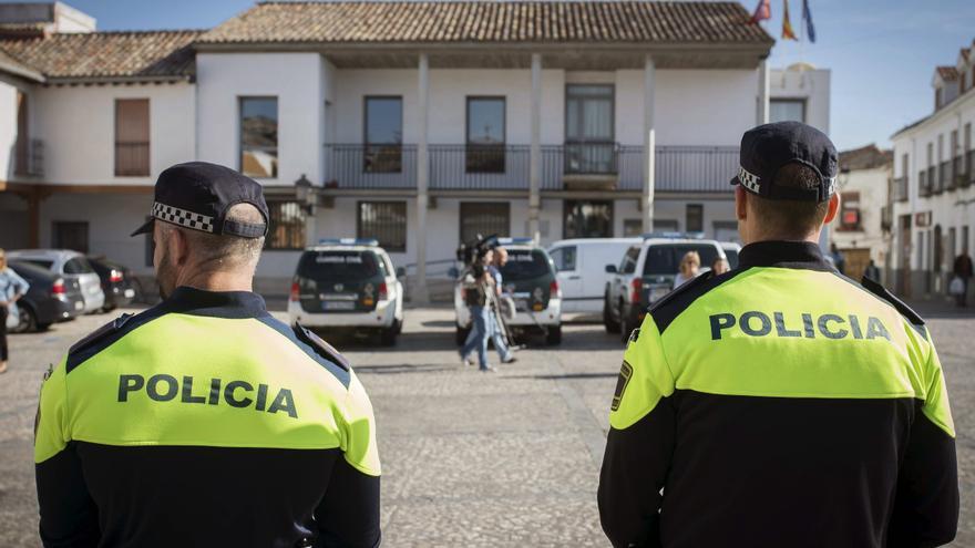 Dos policías locales de Valdemoro durante el registro del Ayuntamiento por Guardia Civil en octubre de 2014