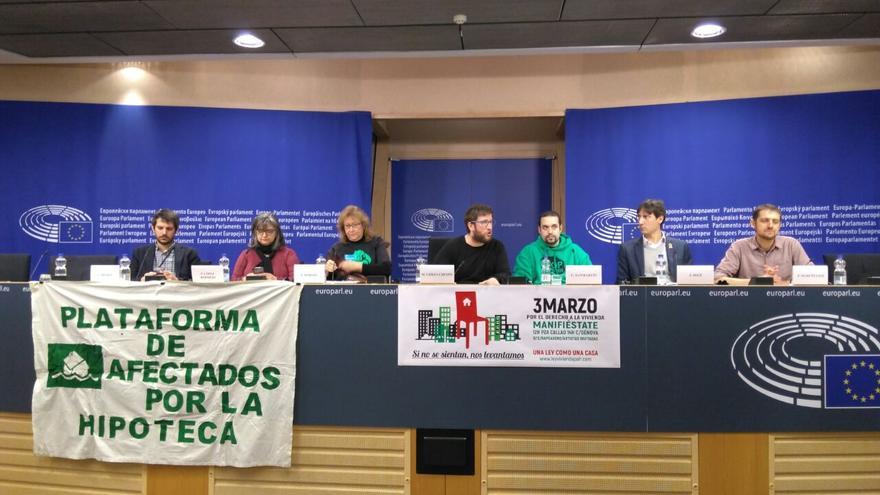 Dos portavoces de la PAH en rueda de prensa con eurodiputados españoles. / S.P