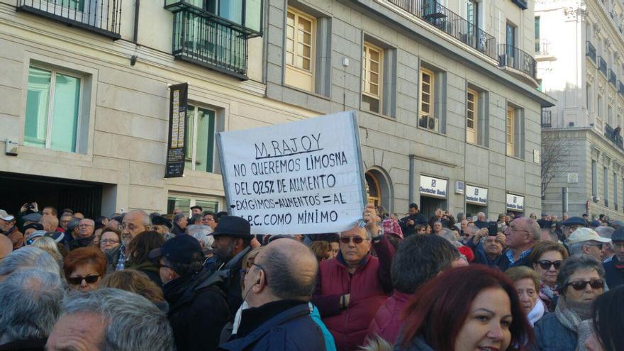 Un cartel contra el presidente del Gobierno y las subidas de las pensiones del 0,25% en la manifestación de pensionistas de este 22 de febrero en madrid. 