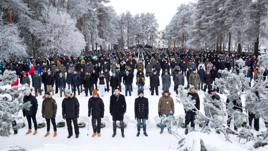 609 voluntarios hacen una guardia de honor en las tumbas de los soldados, en Rovaniemi, Finlandia, el 6 de diciembre del 2017, en la celebración del centenario de la independencia.