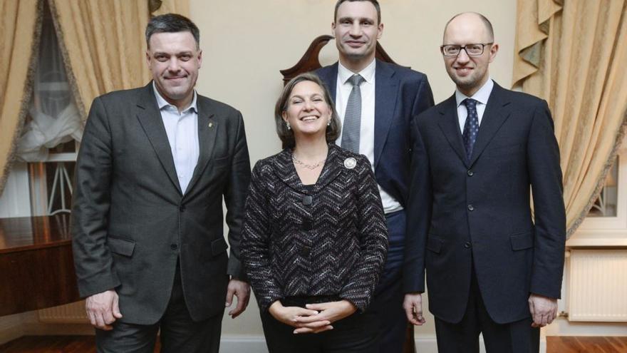 La secretaria de Estado estadounidense adjunta de asuntos europeos, Victoria Nuland, con los tres líderes de la oposición (de dcha a izq): Yatseniuk, Klitsko y Tiagnibok