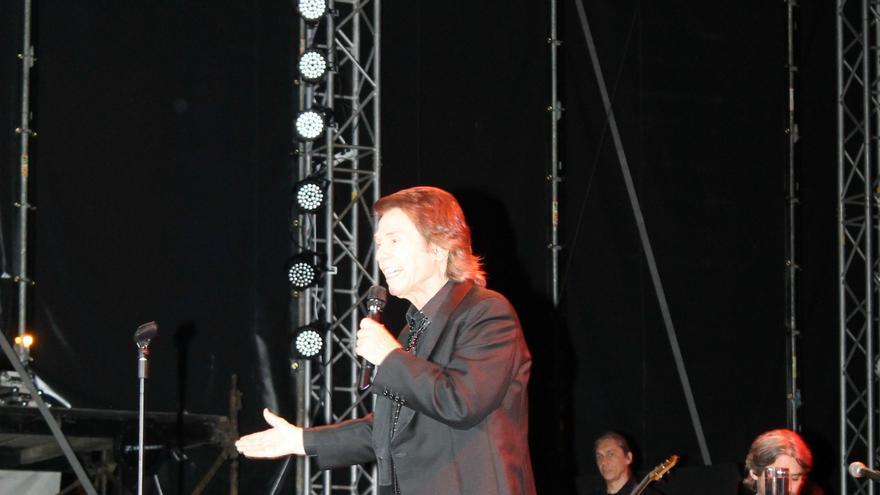 Raphael durante el concierto ofrecido este viernes en el Recinto Central. Foto: FERNANDO RODRÍGUEZ.