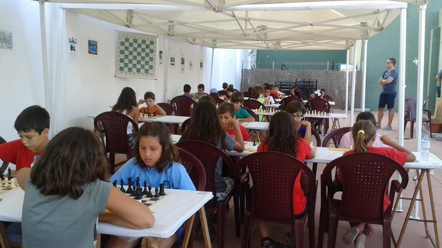 En la imagen, una competición de ajedrez con escolares.