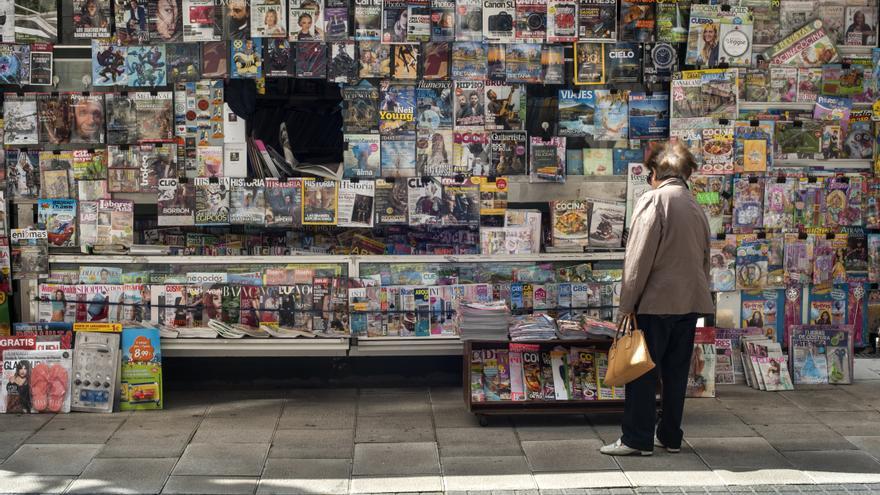 Una cliente compra el periódico en un quiosco de Santander. | JOAQUÍN GÓMEZ SASTRE