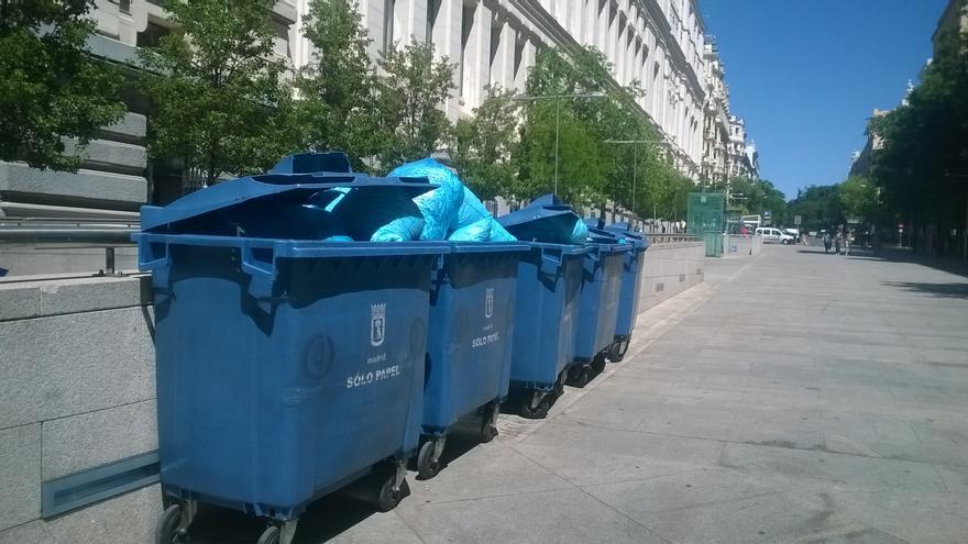 Decenas de bolsas de basura con documentos triturados frente al Palacio de Cibeles, en la calle Montalbán