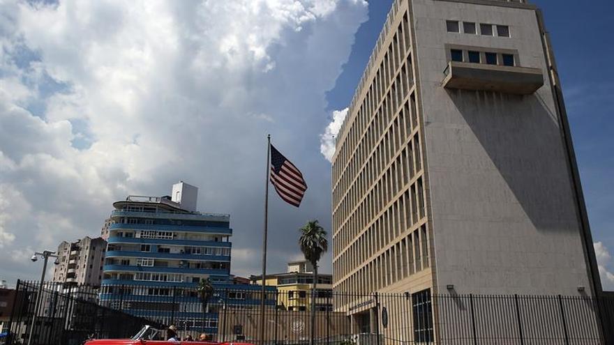 EE.UU. ordena retirar a "más de la mitad" del personal de su embajada en Cuba