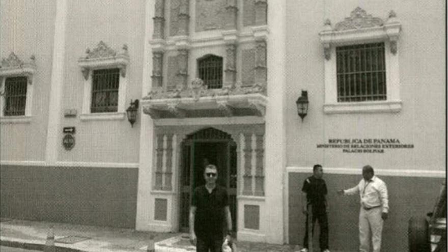 Foto de Francisco Granados frente al ministerio de Exteriores de Panamá