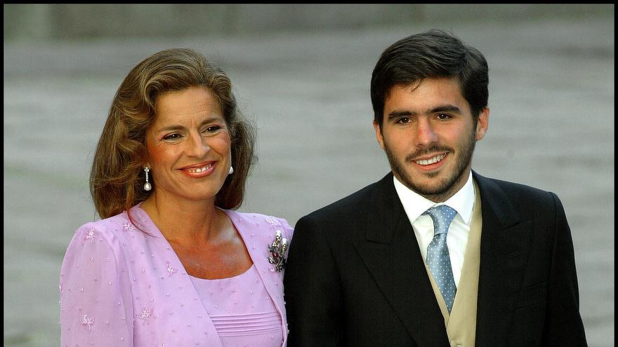 El hijo de José María Aznar junto a su madre, Ana Botella, en la boda de su hermana / GTRES
