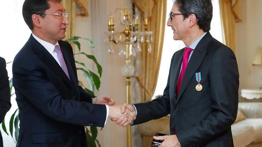Kazajistán homenajea a tres españoles por su labor diplomática