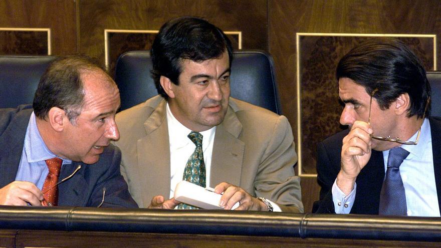 José María Aznar conversa con Rodrigo Rato y Francisco Álvarez-Cascos durante el debate sobre el Estado de la Nación de 1999