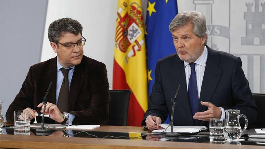 Méndez de Vigo afirma que se garantizará el derecho al castellano en los centros de Cataluña