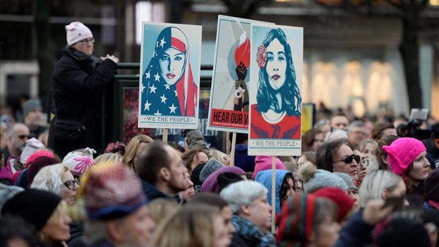 Miles de personas abarrotan Washington para una marcha por los derechos de las mujeres que puede ser histórica.