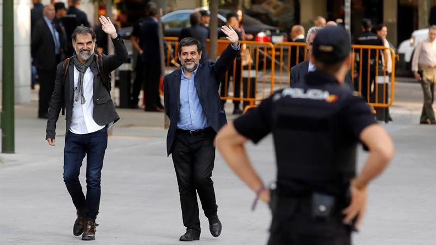 La huida de Puigdemont potencia el riesgo de fuga de "los Jordis", según la Audiencia