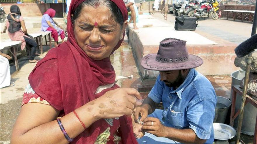 Los pobres se someten a sangrías para sanar sus enfermedades en la India