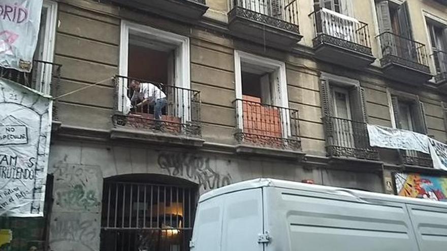 Albañiles tapian las ventanas del Patio Maravillas tras su desalojo / Foto: @patiomaravillas