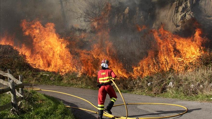 Bajan a seis los incendios forestales en Asturias, cinco ya controlados