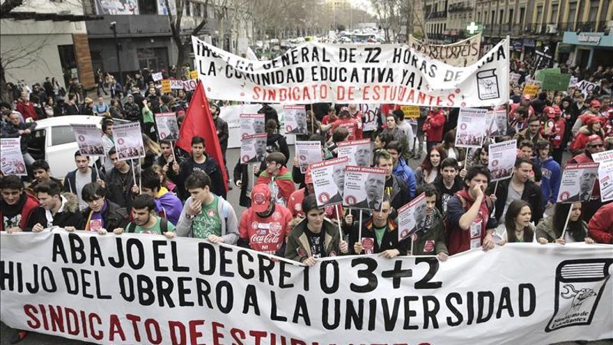 Docentes y universitarios convocan una huelga el 24 de marzo contra los grados de 3 años