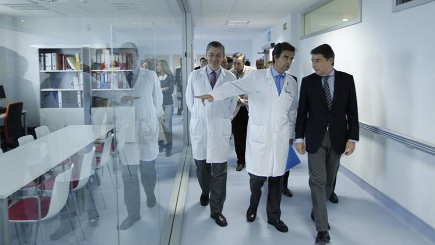 El presidente madrileño, Ignacio González, con Javier Maldonado, ex gerente del hospital Ramón y Cajal y ahora viceconsejero de Asistencia Sanitaria. 
