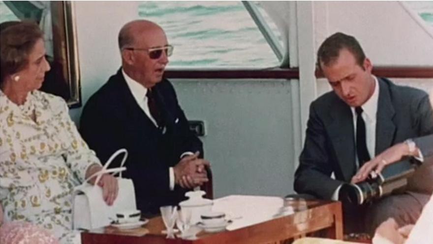 El rey Juan Carlos junto al dictador y su mujer