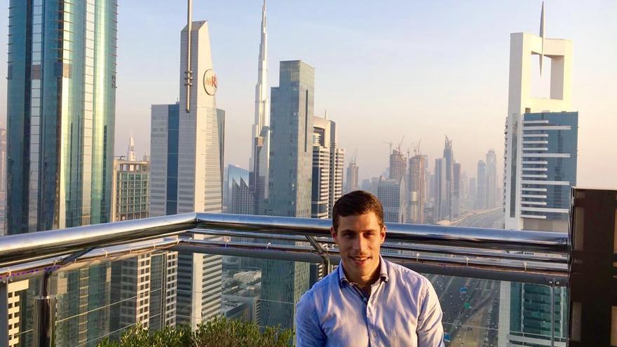 Oriol Solà, residente en Dubai, todavía no ha recibido las papeletas para votar el 26J