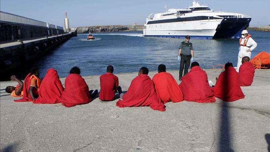 Rescatados 23 inmigrantes en dos pateras en el Estrecho de Gibraltar. / Efe. 