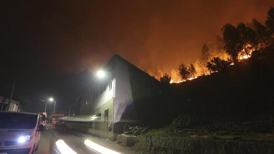 Siete incendios se mantienen activos en Galicia con riesgo para la población