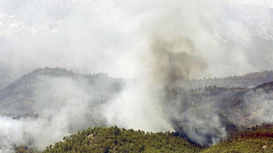 372 personas trabajan en el incendio de Yeste (Albacete) que no está controlado