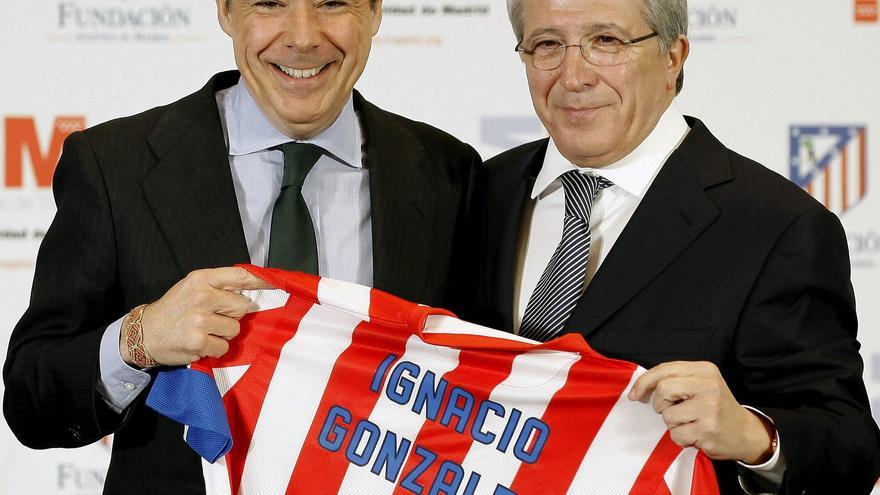 El presidente de la Comunidad de Madrid, Ignacio González (i), y el presidente del Atlético de Madrid, Enrique Cerezo (d) / EFE