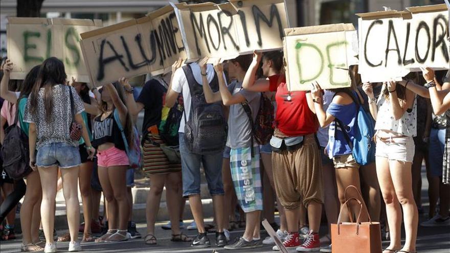 Las protestas por el calor en aulas valencianas siguen en el día más caluroso