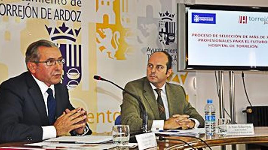 El alcade de Torrejón y el coordinador de Torrejón Salud, Mariano Guerrero, presentando la oferta de trabajo del hospital público-privado en 2011